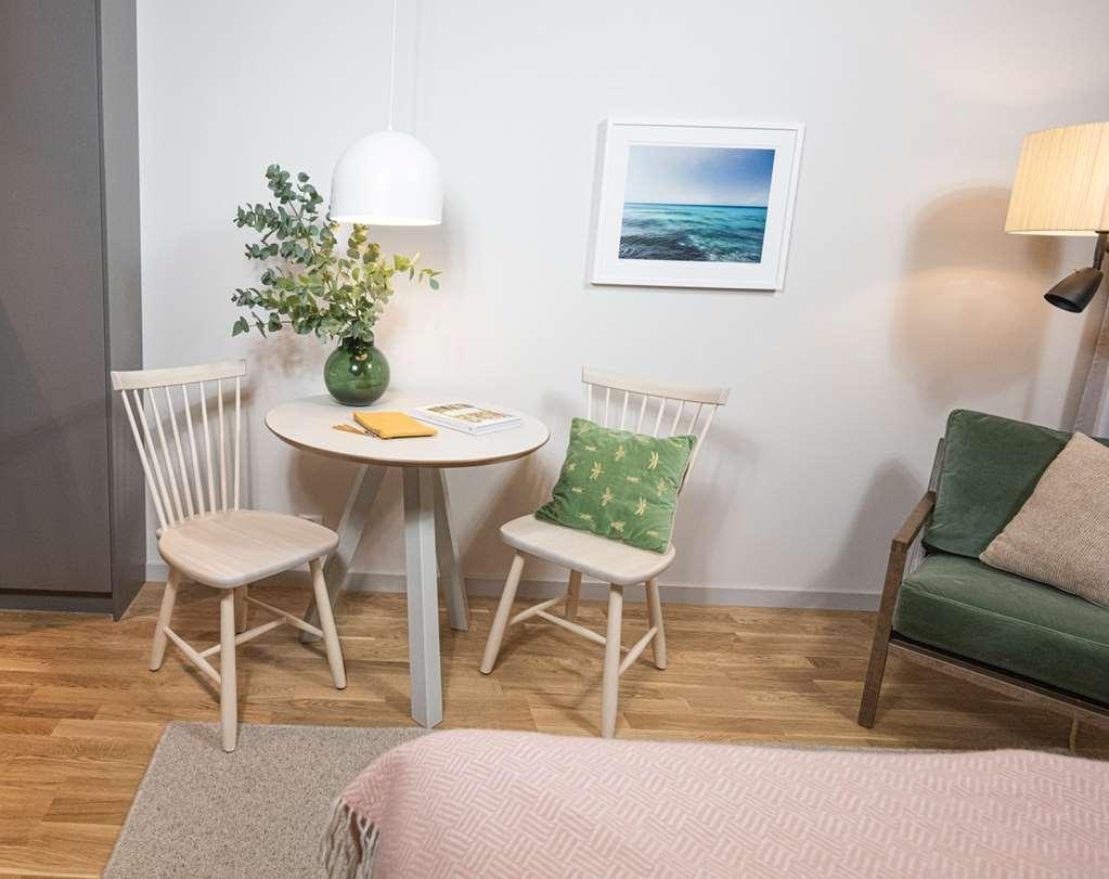 Biz Apartment Bromma Stockholm Létesítmények fotó A small table and two chairs
